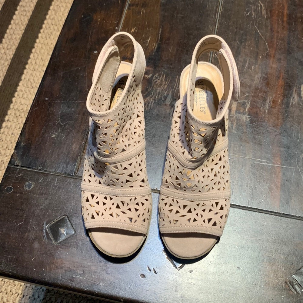 Seychelles, blush colored peep toe sandals